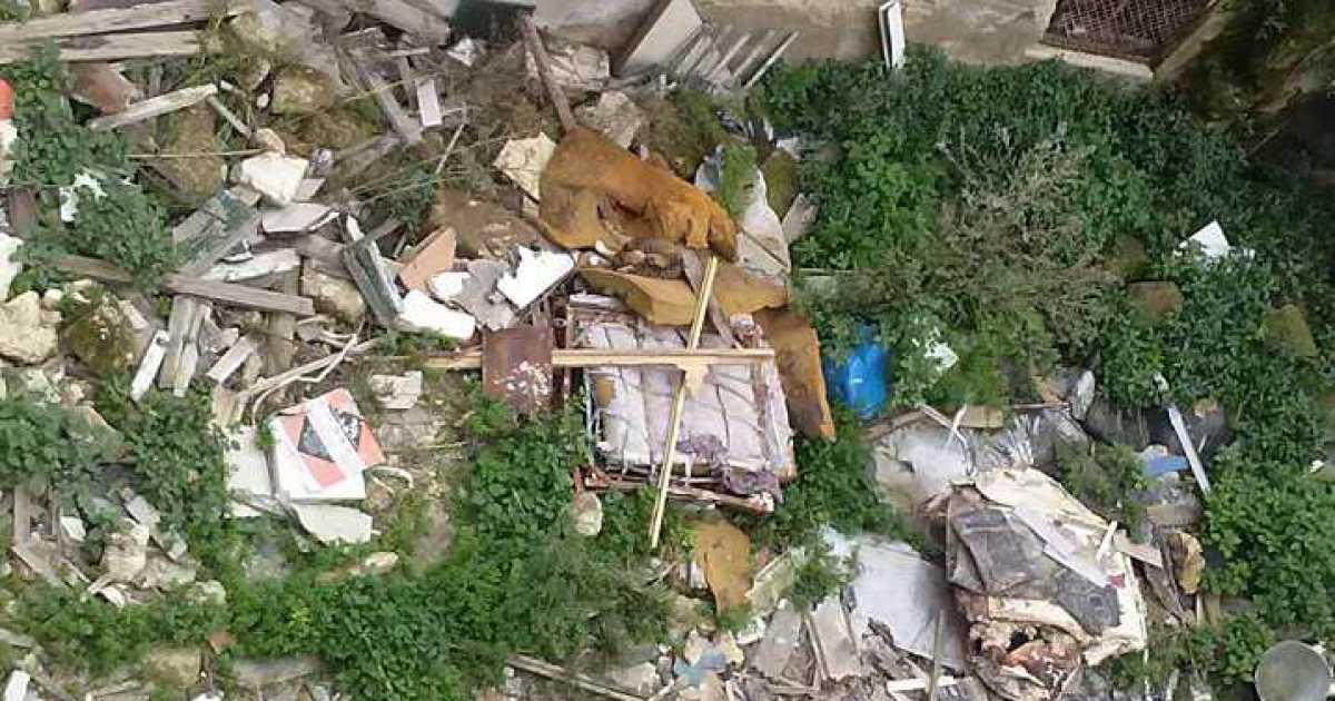 Via Crisanzio, tra due palazzi sorge una discarica a cielo aperto 